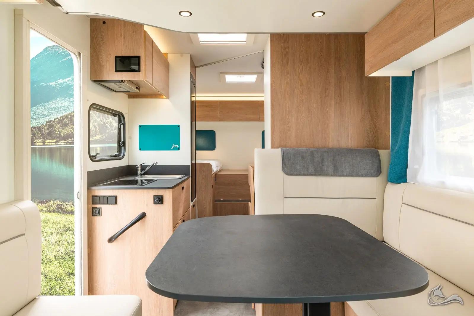 Wohnmobil mit Einzelbetten in Berlin mieten: der JOA 75T für bis zu 5 Personen. – Wohnmobil mieten in Berlin