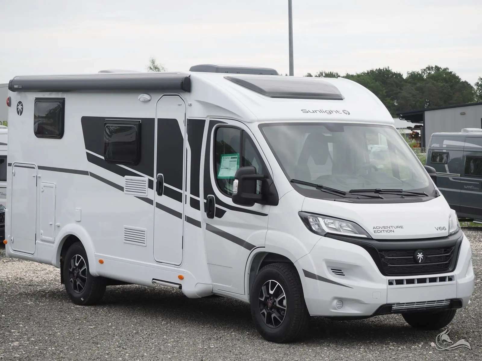 Schmales Wohnmobil in Moers mieten: der Sunlight V 66 – Wohnmobil mieten in Moers