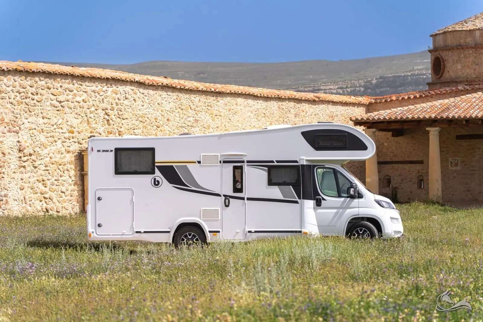 Wohnmobil mit Etagenbetten bei Limburg mieten: Benimar Sport 363 in Hünfelden – Wohnmobil mieten in Hünfelden