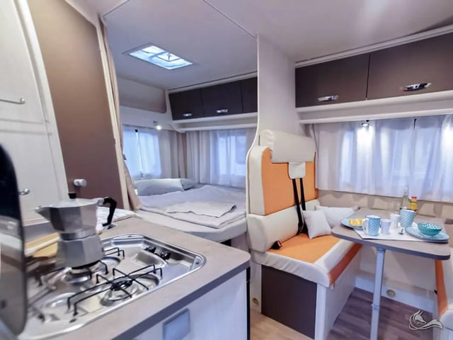 Ahorn ECO 660 mit Seitliches Doppelbett längs (SB)