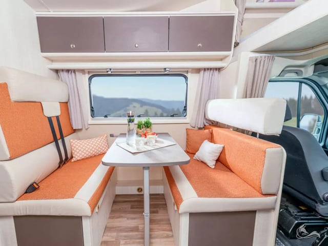 Ahorn ECO 660 mit Seitliches Doppelbett längs (SB)