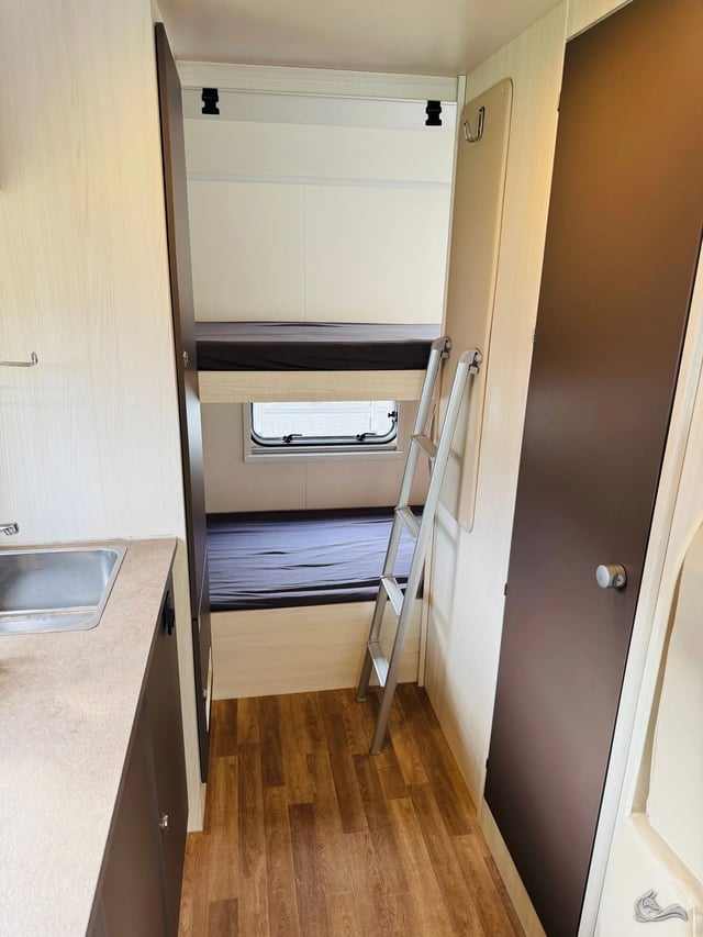 Ahorn Eco 683 mit Stockbetten und Doppelbett für 6 Personen