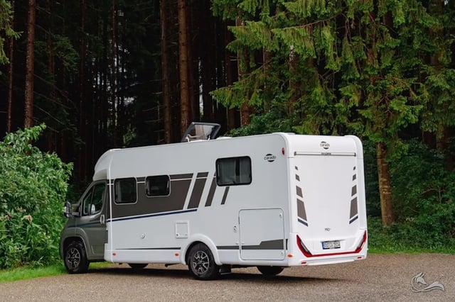 Carado T338 Einzelbetten / Hubbett  -2 (Navi, Sat, TV, Markise, Kamera, Tisch, Stühle, Fahrradträger) 