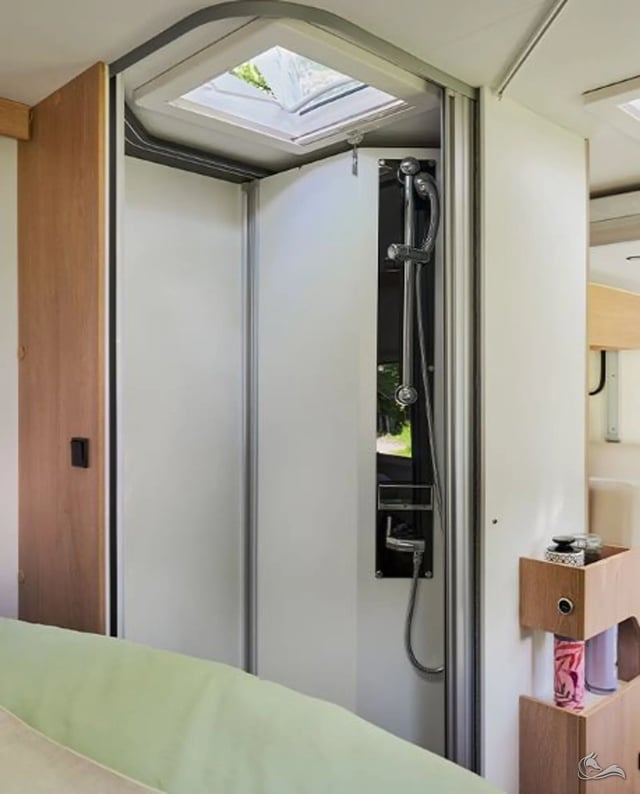 JOA 75Q mit Queensbett und elek. Hubbett, TV,  Backofen uvm.