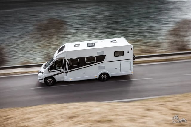 Sunlight T 67 mit langen Längstbetten und voll Autrak
