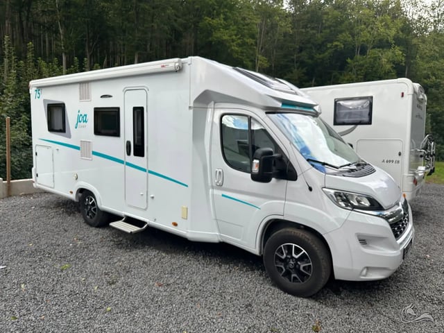 Joa 75T (Pilote Groupe) – Top-ausgestattetes Wohnmobil mit Längstbetten, Klimaanalge, SAT & TV, große Heckgarge