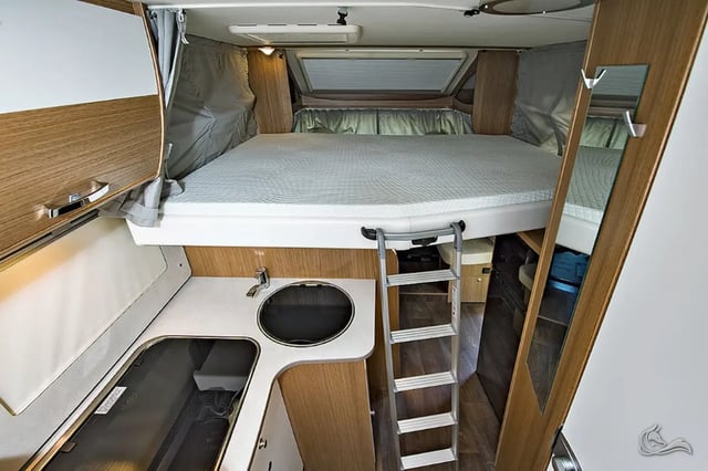 Carrado T338 Einzelbetten / Hubbett  (Navi, Sat, TV, Markise, Kamera, Tisch, Stühle, Fahrradträger) .