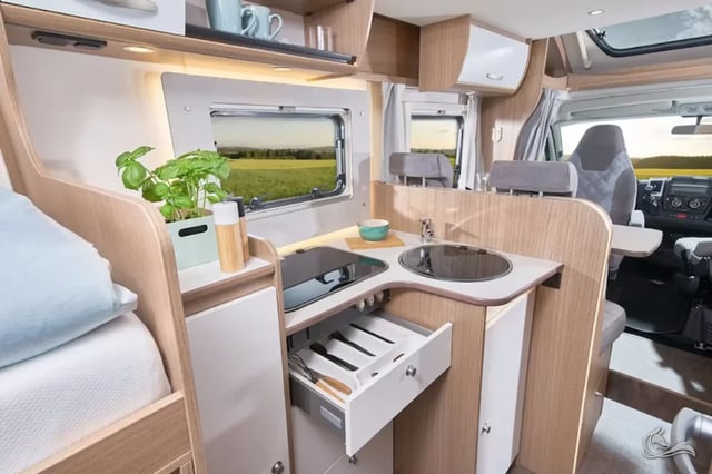 Carrado T338 Einzelbetten / Hubbett  (Navi, Sat, TV, Markise, Kamera, Tisch, Stühle, Fahrradträger) .