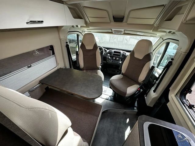 V3 - Van mit Längsbetten (6,36m)