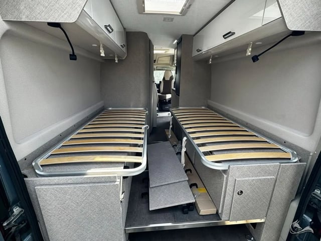 V3 - Van mit Längsbetten (6,36m)