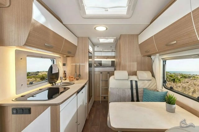 Carado A464 | bietet großzügigen Platz für 6 Personen , großem Doppelbett, zusätzlicher Sitzgruppe, SAT / TV / Navi und Markise 