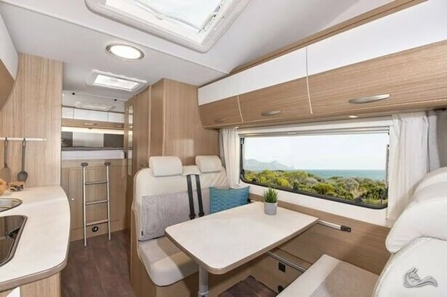 Carado A464 | bietet großzügigen Platz für 6 Personen , großem Doppelbett, zusätzlicher Sitzgruppe, SAT / TV / Navi und Markise 