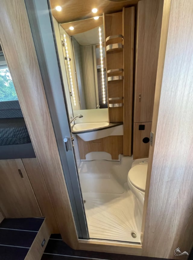 KNAUS SKY WAVE 650 MEG 60 YEARS - viel Platz für die ganze Familie