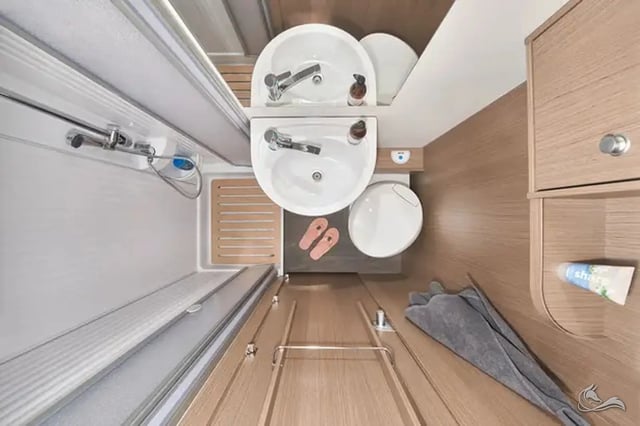 Carado pro A361 - 24  | bietet großzügigen Platz für 4-5 Personen , großem Doppelbett, zusätzlicher Sitzgruppe, SAT / TV / Navi und Markise 