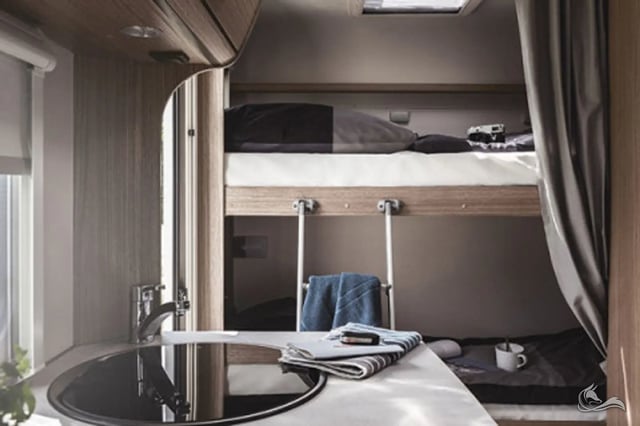 Carado pro A361 - 24  | bietet großzügigen Platz für 4-5 Personen , großem Doppelbett, zusätzlicher Sitzgruppe, SAT / TV / Navi und Markise 