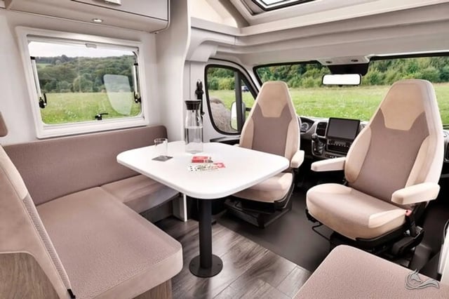 Carado T447 -25  4,4T  / Automatik, tolle Ausstattung mit Einzelbetten und Hubbett für 4 Personen, SAT / TV / Solar / Navi und Markise  und Fahrradträger