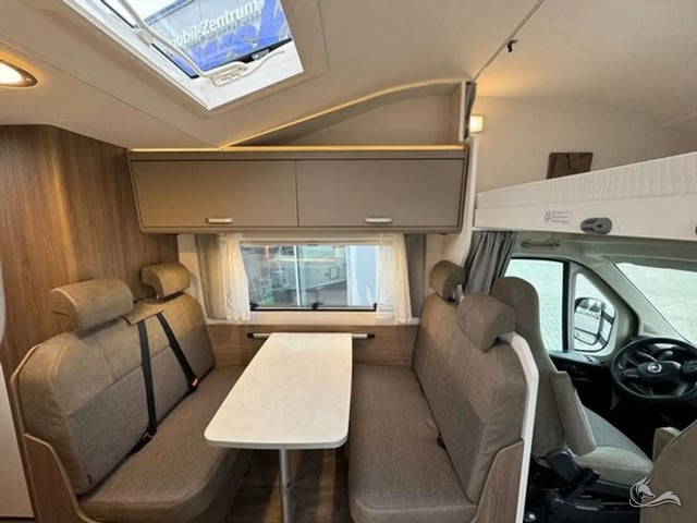 Carado A464 | B 486 bietet großzügigen Platz für 5 Personen , großem Doppelbett, zusätzlicher Sitzgruppe 