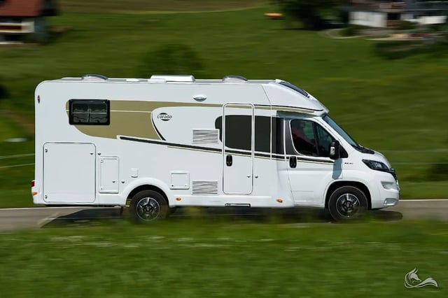 Carado T338 Einzelbetten / Hubbett  -2 (Navi, Sat, TV, Markise, Kamera, Tisch, Stühle, Fahrradträger) 