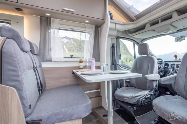 Carado T338 Einzelbetten / Hubbett  -2 (Navi, Sat, TV, Markise, Kamera, Tisch, Stühle, Fahrradträger) 