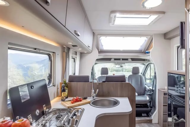 Carado T338 Einzelbetten / Hubbett  -2 (Navi, Sat, TV, Markise, Kamera, Tisch, Stühle, Fahrradträger) 