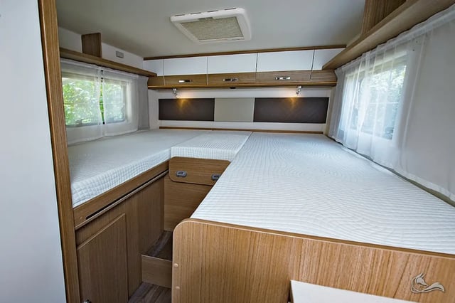Carrado T338 Einzelbetten / Hubbett  (Navi, Sat, TV, Markise, Kamera, Tisch, Stühle, Fahrradträger) .
