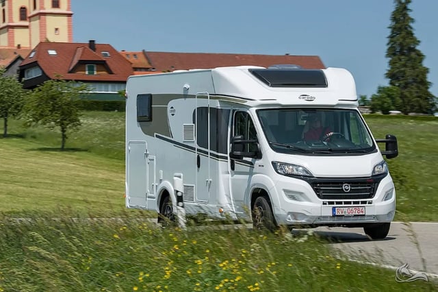 Carrado T338 Einzelbetten / Hubbett  (Navi, Sat, TV, Markise, Kamera, Tisch, Stühle, Fahrradträger) .