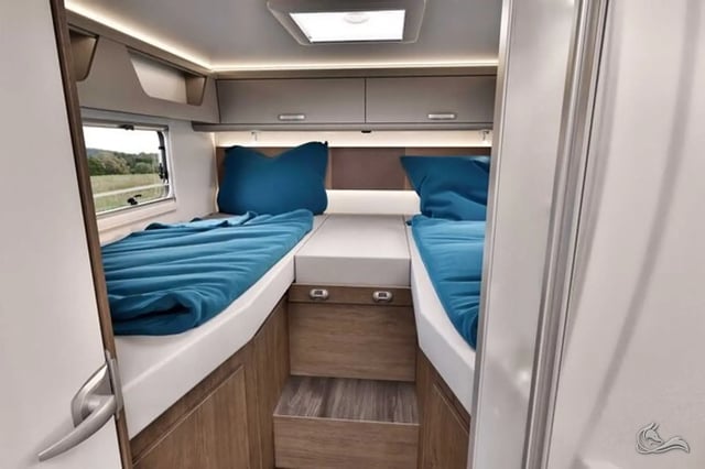 Carado T447 -25  4,4T  / Automatik, tolle Ausstattung mit Einzelbetten und Hubbett für 4 Personen, SAT / TV / Solar / Navi und Markise  und Fahrradträger