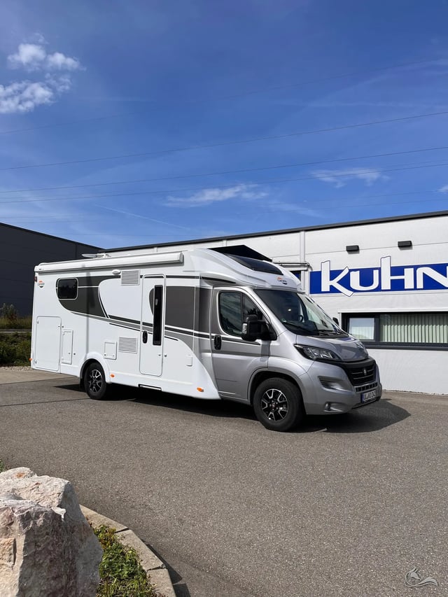 Carado Edition 15 T447-26 Tolle Ausstattung mit Einzelbetten und Hubbett für 4 Personen, SAT / TV / Solar / Navi und Markise  und Fahrradträger 
