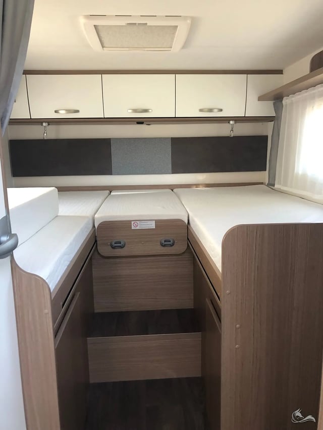 Carado Edition 15 T447-26 Tolle Ausstattung mit Einzelbetten und Hubbett für 4 Personen, SAT / TV / Solar / Navi und Markise  und Fahrradträger 