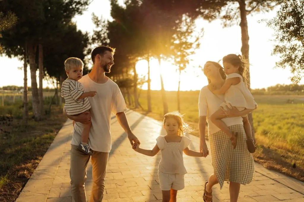 Familie mit zwei Kindern im Abendlicht