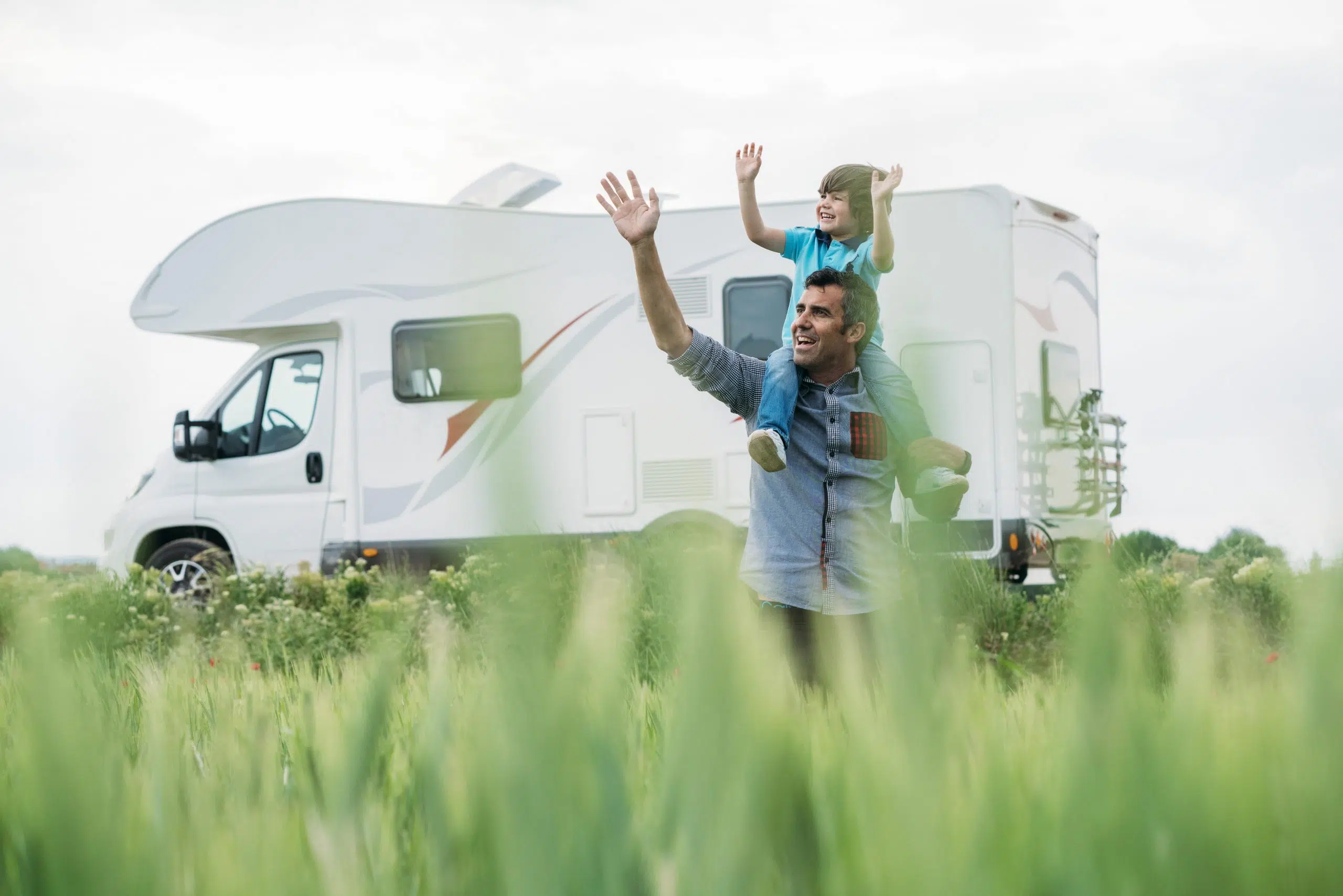 AdobeStock_206044879-min Wohnmobil Familie Urlaub
