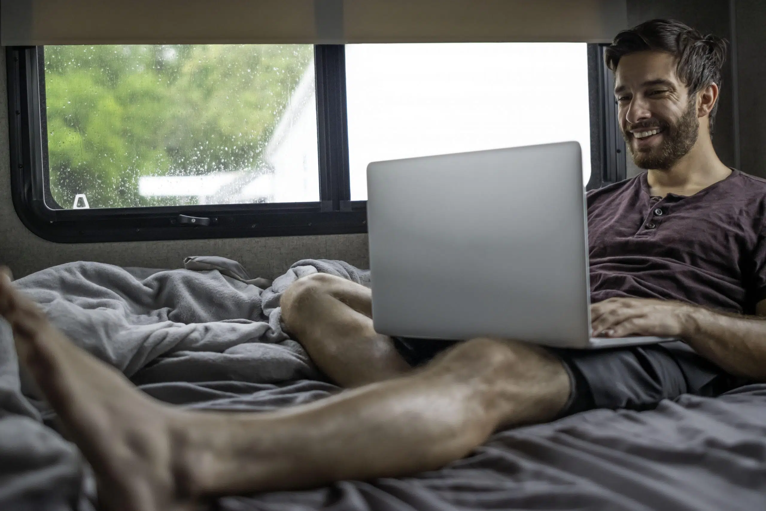 AdobeStock_336307311-min Arbeiten im Wohnmobil
