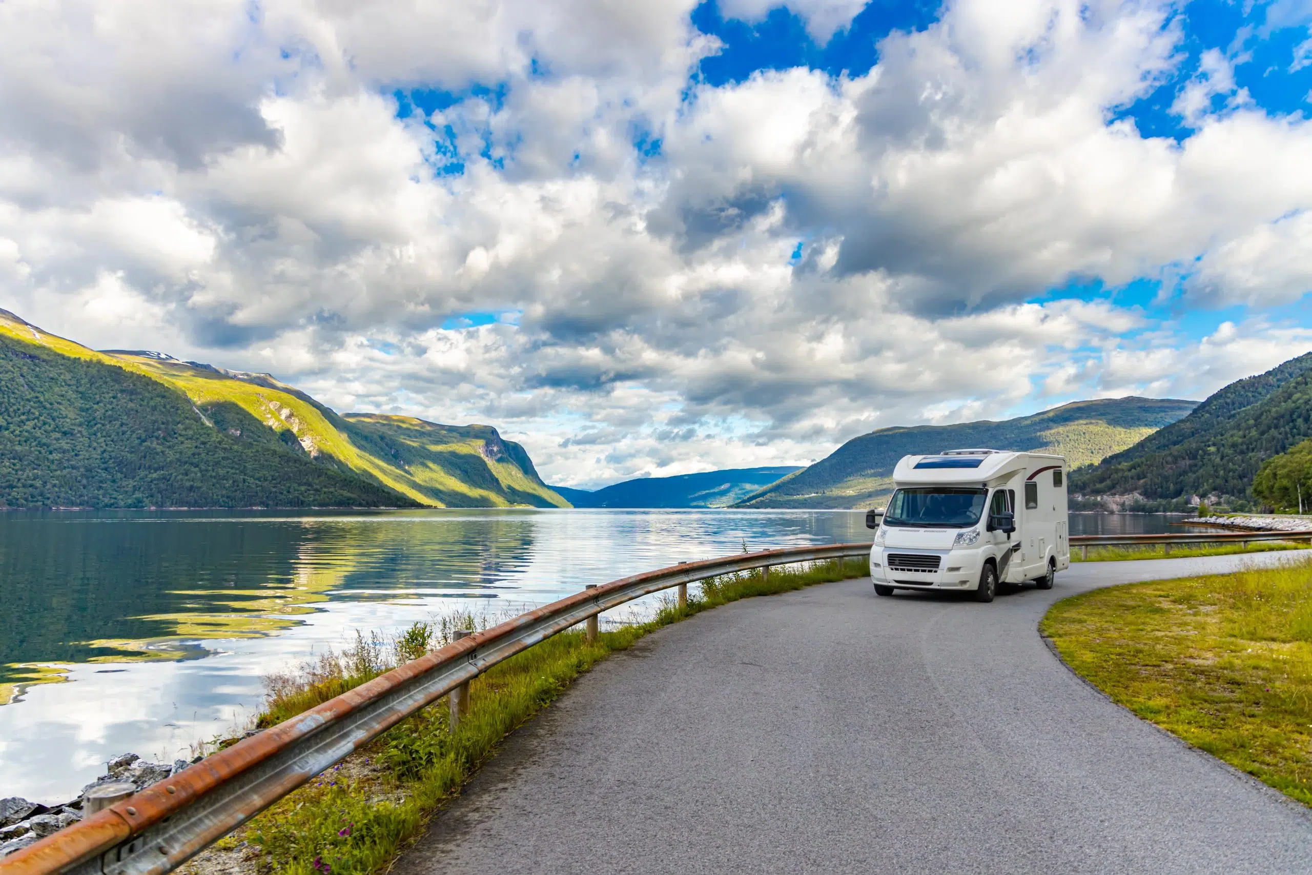 AdobeStock_373495172-min Wohnmobil am See